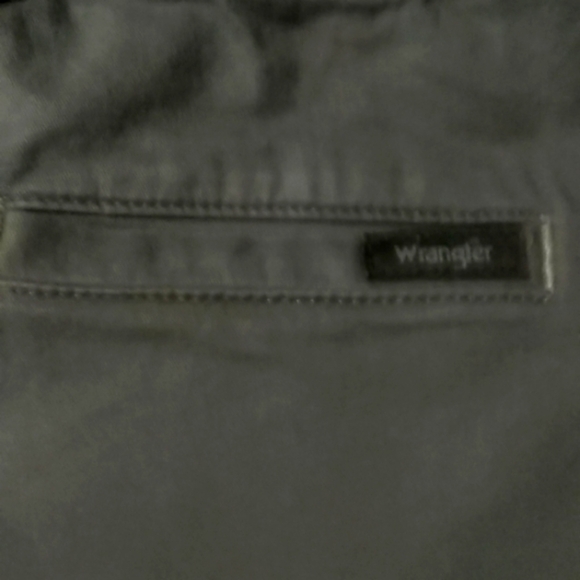 Wrangler Cargo Shorts - Picture 3 of 4